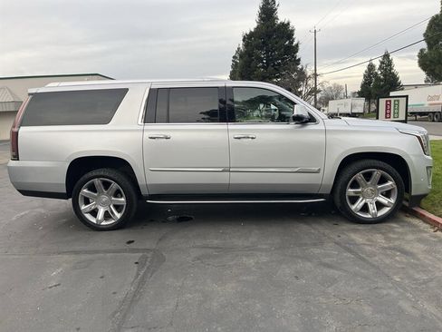 Used 2020 Cadillac Escalade ESV Luxury image 13