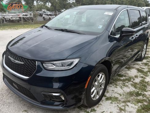 Used 2024 Chrysler Pacifica Touring-L FWD image 1