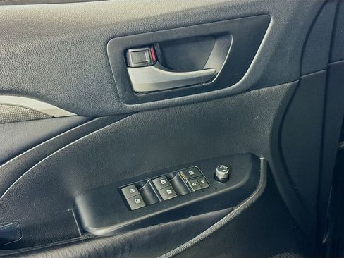 Used 2019 Toyota Highlander SE image 18