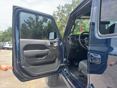 Used 2025 Jeep Gladiator Rubicon w/ Safety Group AWD/4WD image 17