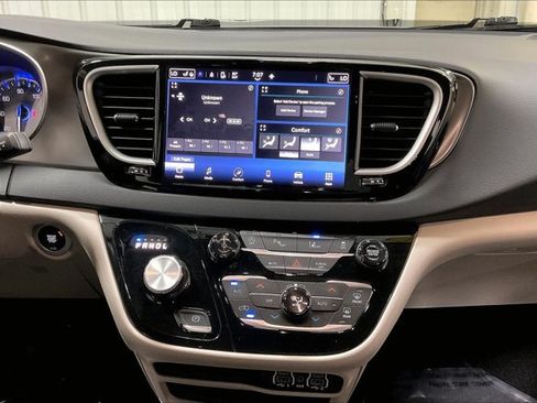 Used 2024 Chrysler Pacifica Touring-L FWD image 6