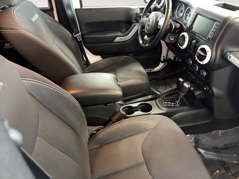 Used 2018 Jeep Wrangler Unlimited Sahara image 4