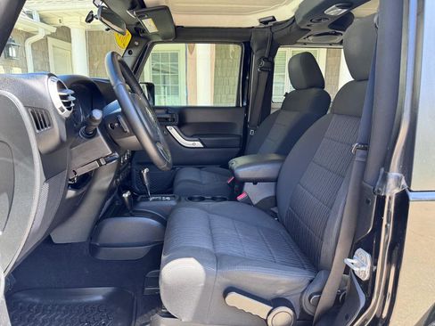 Used 2012 Jeep Wrangler Sahara w/ Connectivity Group AWD/4WD image 11