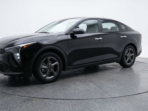 Used 2025 Kia K4 LXS image 3