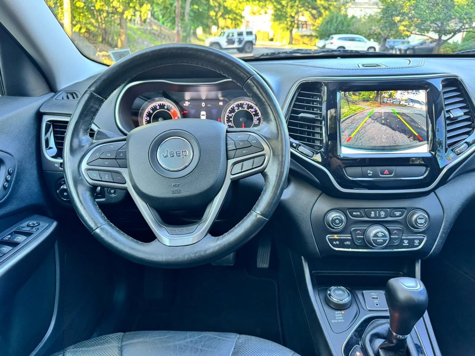 Used 2019 Jeep Cherokee Limited AWD/4WD image 14