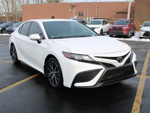 Certified 2022 Toyota Camry SE image 4