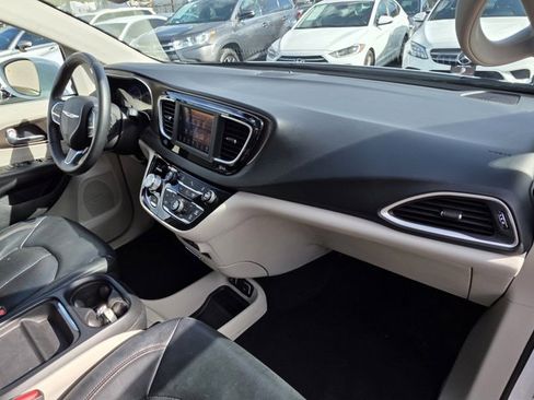 Used 2018 Chrysler Pacifica Touring-L FWD image 33