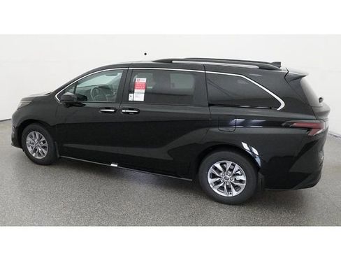 New 2026 Toyota Sienna XLE FWD image 4