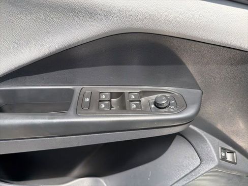 Used 2023 Volkswagen Taos SE w/ Panoramic Sunroof Package FWD image 9