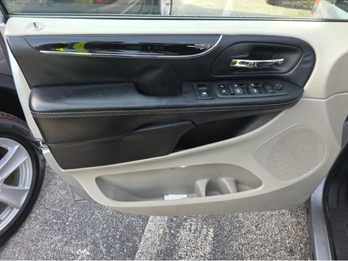 Used 2019 Dodge Grand Caravan SXT w/ Rear Park Assist Package image 13