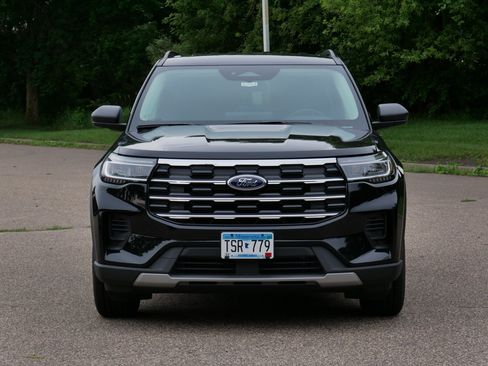 Used 2026 Ford Explorer Active AWD/4WD image 2