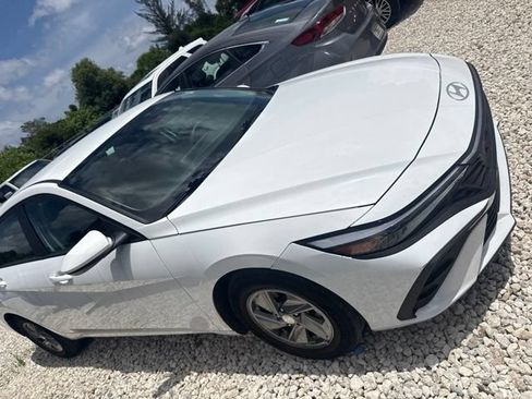 Used 2024 Hyundai Elantra SE FWD image 4