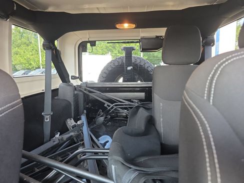 Used 2015 Jeep Wrangler Unlimited Rubicon w/ Dual Top Group AWD/4WD image 39