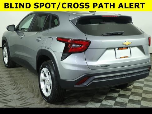 Used 2024 Chevrolet Trax LS w/ LS Convenience Package image 9