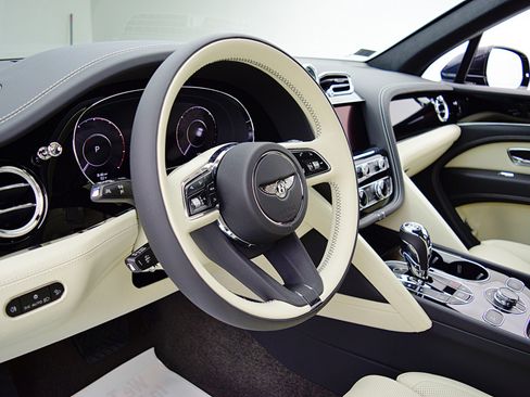 Used 2025 Bentley Bentayga image 29