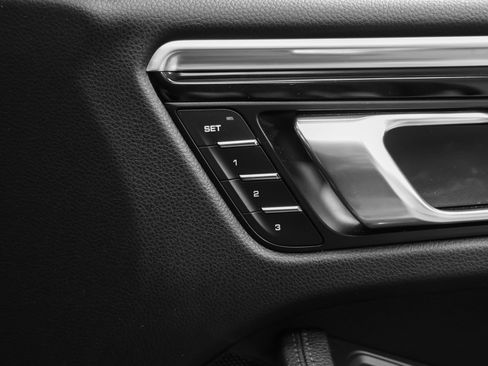 Certified 2021 Porsche Macan AWD/4WD image 19