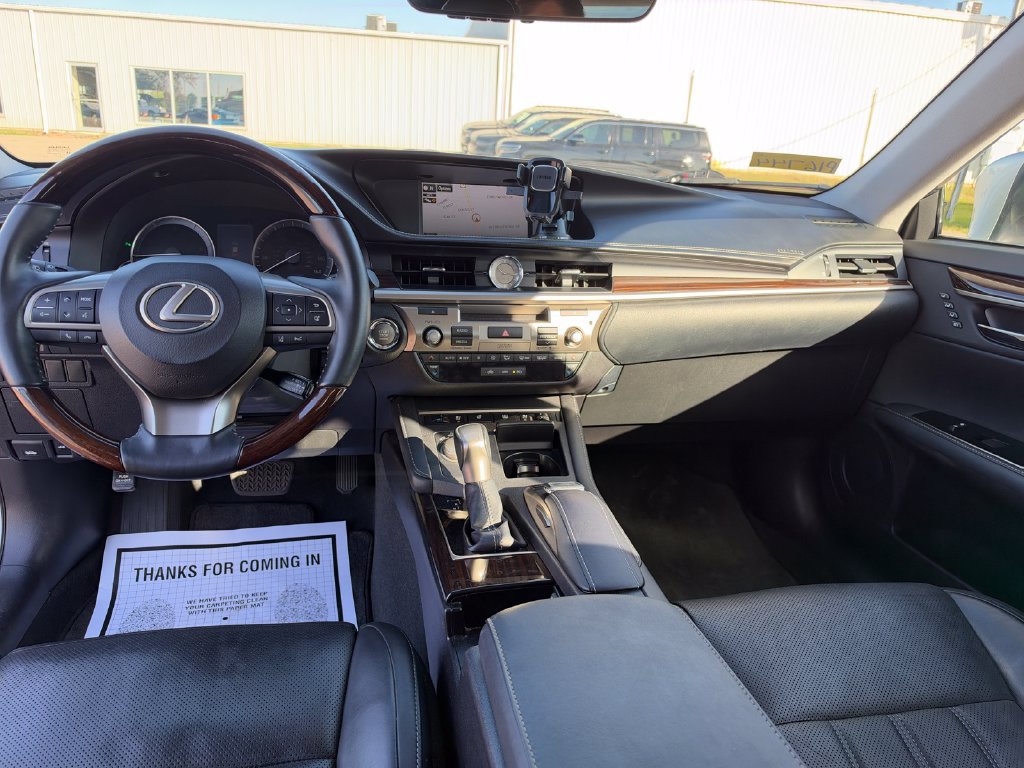 Used 2016 Lexus ES 350 w/ Ultra Luxury Package FWD image 22