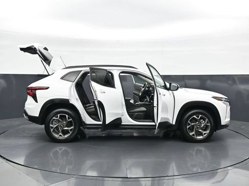 Used 2025 Chevrolet Trax LT FWD image 48