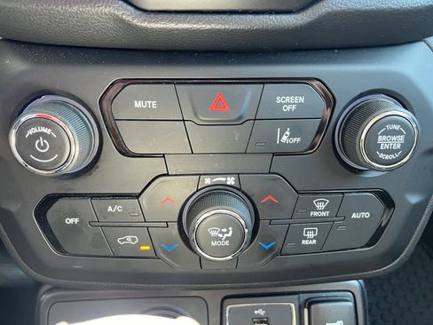 Used 2023 Jeep Renegade Latitude AWD/4WD image 28