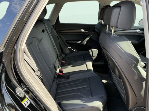 Used 2024 Audi Q5 e Premium w/ Convenience Package image 40