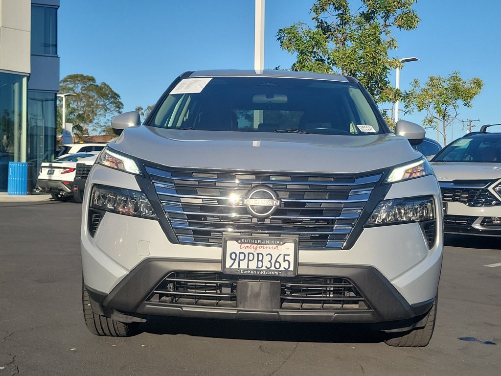 Used 2025 Nissan Rogue SV FWD image 2