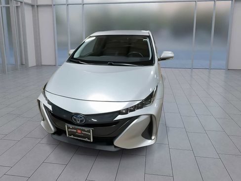 Used 2017 Toyota Prius Prime Premium image 3