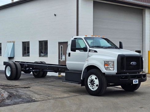 Used 2023 Ford F650 2WD Regular Cab Super Duty image 3