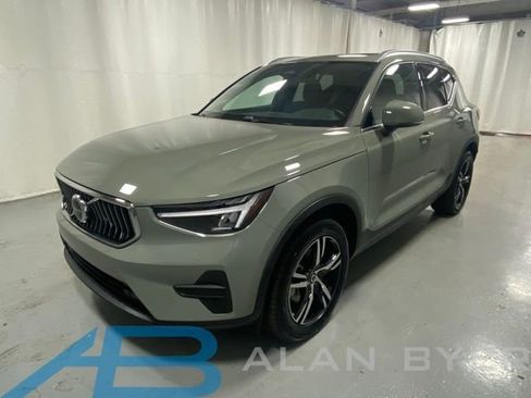 Used 2025 Volvo XC40 B5 Core image 1