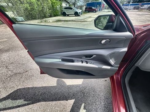 Used 2025 Hyundai Elantra SEL image 21