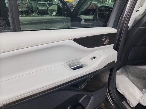 New 2026 Lincoln Navigator L Black Label AWD/4WD image 17
