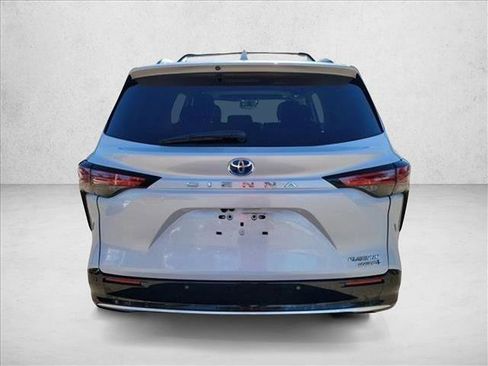 Used 2024 Toyota Sienna Platinum image 6