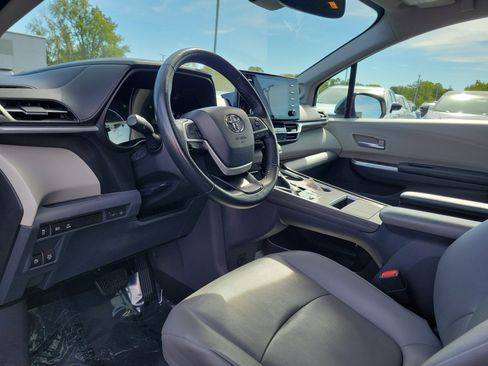 Used 2022 Toyota Sienna XLE image 19