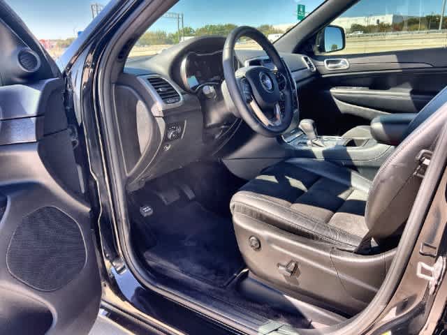 Used 2018 Jeep Grand Cherokee Altitude RWD image 3