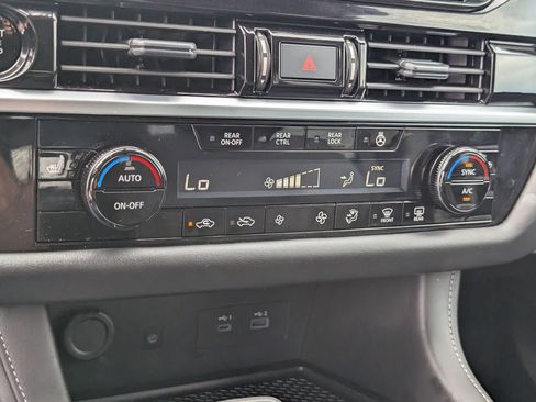 Used 2025 Nissan Pathfinder SL AWD/4WD image 16