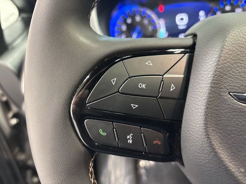 Used 2025 Chrysler Pacifica Limited image 14