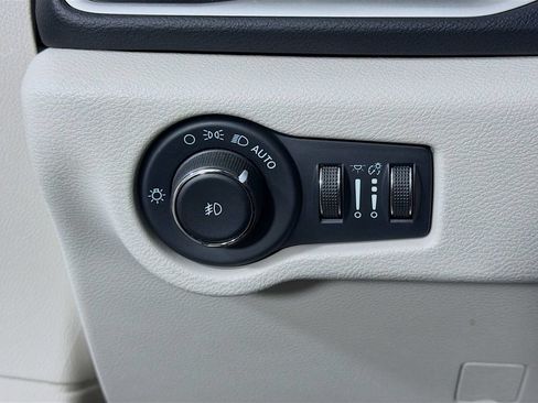 Used 2022 Chrysler Pacifica Touring-L FWD image 11