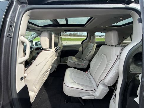 Used 2017 Chrysler Pacifica Limited w/ UConnect Theater Package image 10