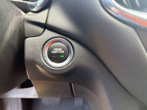 Used 2021 Chevrolet Equinox LT FWD image 22