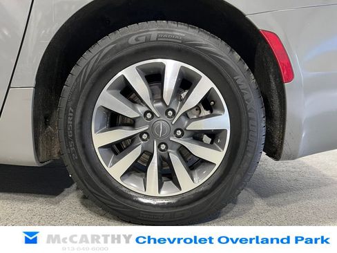 Used 2022 Chrysler Pacifica Touring-L FWD image 36