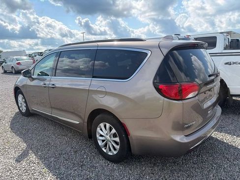 Used 2017 Chrysler Pacifica Touring-L FWD image 5