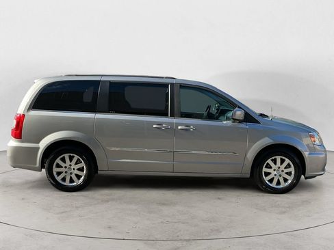 Used 2016 Chrysler Town & Country Touring FWD image 4