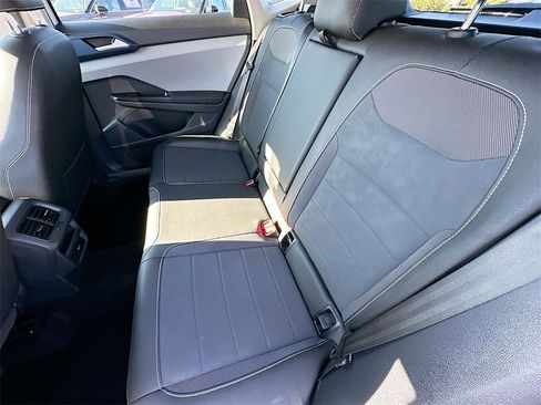 Used 2024 Volkswagen Taos SE image 4