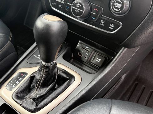 Used 2015 Jeep Cherokee Limited AWD/4WD image 28
