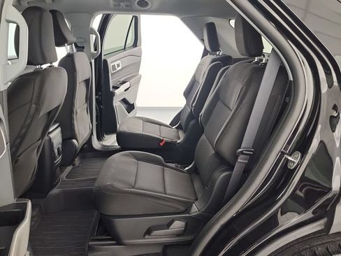 Used 2023 Ford Explorer XLT AWD/4WD image 16