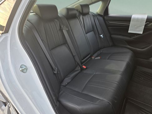 Used 2018 Honda Accord Touring image 32