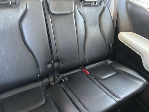 Used 2024 Kia Carnival EX FWD image 13