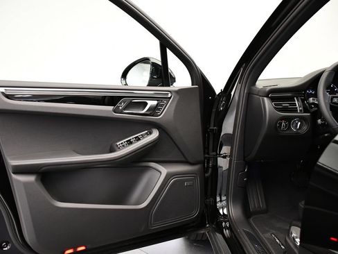 Certified 2026 Porsche Macan AWD/4WD image 35