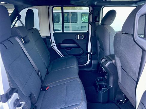 Used 2024 Jeep Wrangler Sahara image 29