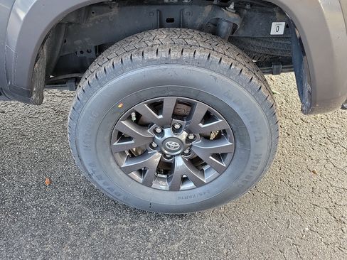 Used 2020 Toyota Tacoma SR5 image 36