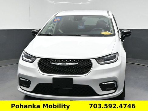 Used 2024 Chrysler Pacifica Touring-L FWD image 5